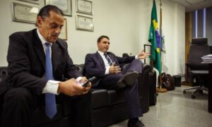Flávio Bolsonaro usou prerrogativa de senador para depor ao MPF em seu gabinete