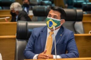 Com a sofrência de um sonho perdido, Wellington exibe chaga de um santo traído para comover e conquistar o título de Asa de Avião