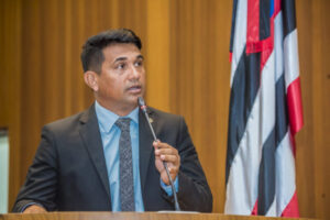 Wellington critica Dino por encontro com Sarney: ‘Falta coerência política’