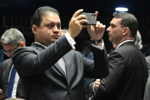 Weverton faz gesto a Bolsonaro, protege aliados e retira apoio à CPI do MEC