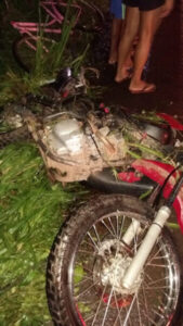 Colisão de motocicleta em caminhonete causa morte de 3 pessoas na BR-135, em Itapecuru