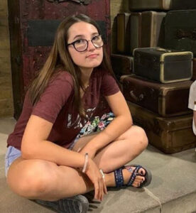 Adolescente mata amiga com tiro acidental após pegar arma do pai em condomínio de luxo em Cuiabá