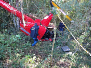Autoridades fazem força-tarefa para retirada de helicóptero que caiu com 300 quilos de cocaína no interior de São Paulo
