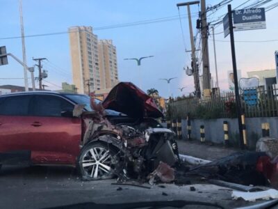 Carro fica destruído após bater em mureta na Avenida dos Holandeses, em São Luís