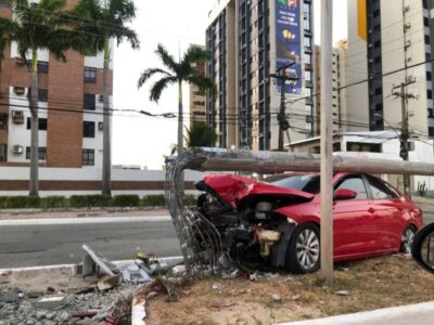 Carro de luxo derruba poste na Avenida dos Holandeses em São Luís; motorista que causou acidente fugiu do local