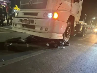Caminhão destrói motocicleta durante acidente na Litorânea em São Luís