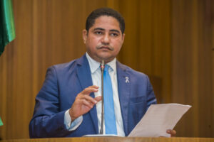 Deputado maranhense do PT quer homenagear Glenn Greenwald