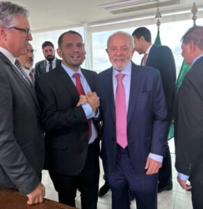Prefeito Fernando Pessoa participa ao lado de Lula e Weverton da solenidade de sanção da Lei que beneficia ACS