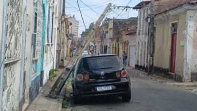 Após caminhão arrancar fiação, poste quebra e danifica carro na rua São Pantaleão