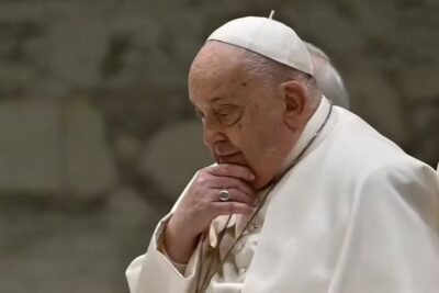 Papa Francisco tem leve melhora, mas segue em estado crítico, diz Vaticano