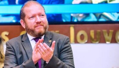 Othelino Neto trabalha para definir seu futuro partidário