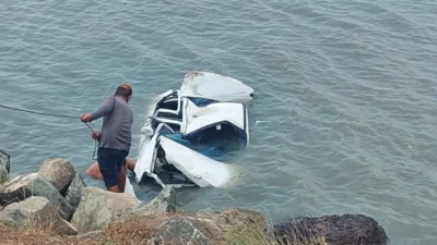 Carro despenca no mar, na Avenida Beira-Mar, em São Luís