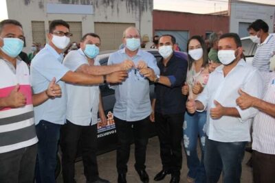 Hildo Rocha e Vagtonio Brandão entregam carros para a Saúde de Buritirana