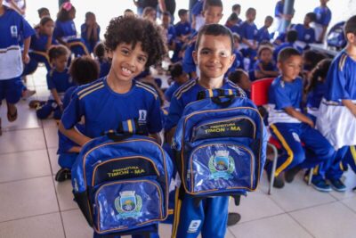 Prefeitura de Timon segue com a entrega de kits de fardamento escolar aos alunos da rede municipal