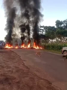 Vídeo: Em protesto, moradores da baixada bloqueiam MA-106
