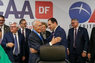 OAB celebra trajetória de José Sarney com Medalha Raymundo Faoro