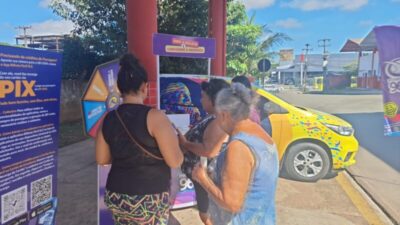 SET realiza ação nos terminais de integração para orientar usuários sobre o uso do app Bilhete Fácil SLZ