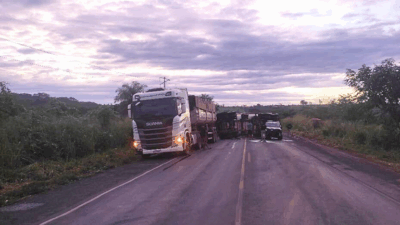 Motorista embriagado provoca tombamento de caminhão na BR-226, em Barra do Corda (MA)