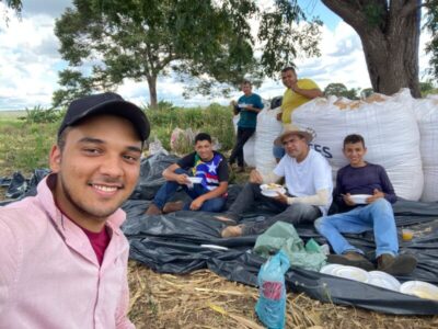 Nada de palanque: Lahésio é flagrado almoçando no meio da roça com colaboradores