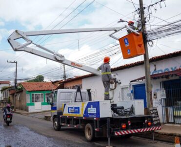 SIMP realiza troca de lâmpadas por LED na Rua 100 e avança na eficientização da iluminação pública