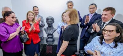 Alema homenageia professora Rosa Castro com busto e renomeação da Escola do Legislativo