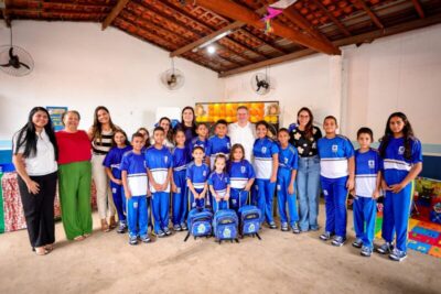 Prefeito Rafael Brito continua entrega de fardamento escolar para alunos da rede municipal