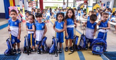 Prefeitura de Timon segue com a entrega de kits de fardamento escolar aos alunos da rede municipal