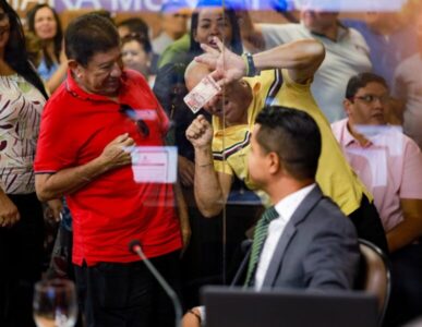Douglas Pinto é confrontado por populares ao votar contra servidores e a favor de Braide na Câmara