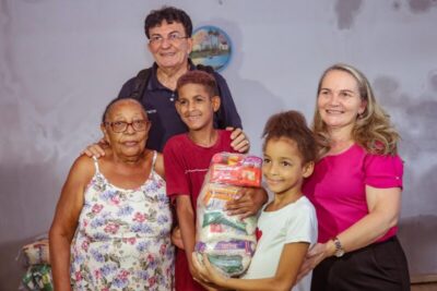 Prefeitura de Codó entrega cestas básicas a famílias do Santo Antônio