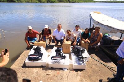Fred Campos entrega motores de popa para pescadores em Paço do Lumiar