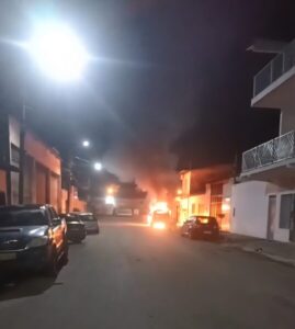 Viatura da Polícia Civil é incendiada em frente à delegacia de Itapecuru-Mirim