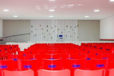 Após reforma, auditório da Escola Municipal Estevam Ângelo recebe novas cadeiras