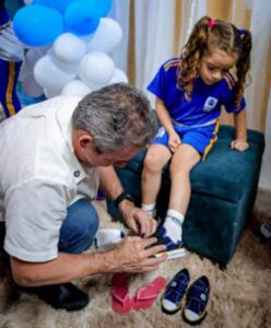 Rafael Brito é o primeiro prefeito do Maranhão a entregar kit escolar completo com tênis