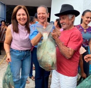 Luciana realiza mais uma grande entrega de peixes na Semana Santa