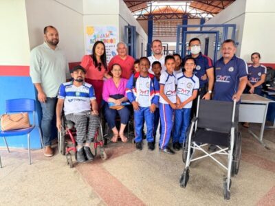 Prefeito Fernando Pessoa e secretária Fernanda Murada realizam entregas cadeiras de rodas para pessoas com deficiência e idosos em Tuntum