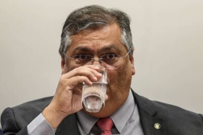 Aos gritos de ‘fujão’, sessão com presença de Flávio Dino é encerrada
