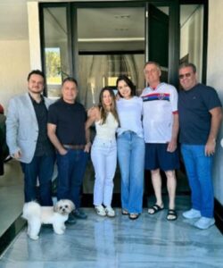 Em agradecimento a equipe médica, Michelle posta foto de Bolsonaro com camisa do MAC