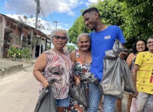 Vini Jansen faz distribuição de toneladas de peixes na Capital