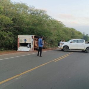 Ambulância de Lagoa do Mato tomba em acidente na zona rural de Buriti Bravo