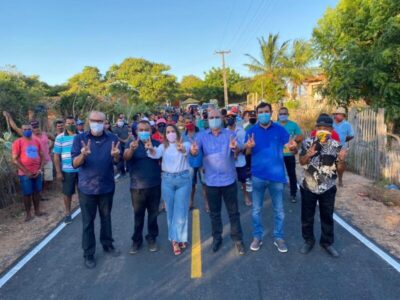 Hildo Rocha, César Pires e prefeita Thalita Dias inauguram asfaltamento, em Água Doce