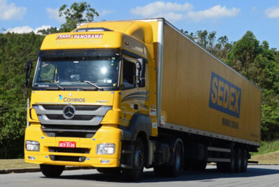 Correios do MA entram em greve e caminhões ficam parados ao lado da BR-135