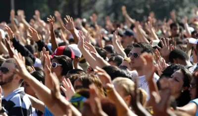 Evangélicos darão salto e representarão 35,8% da população brasileira em 2026