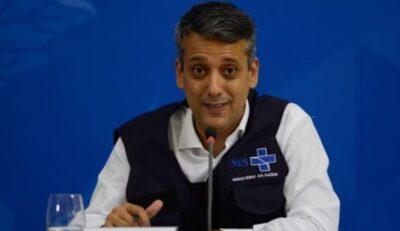 Bolsonaro exonera diretor após denúncia de propina de US$ 1 por dose de vacina