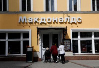 McDonald’s fecha temporariamente 850 restaurantes na Rússia; Coca-Cola e Starbucks também suspendem atividades