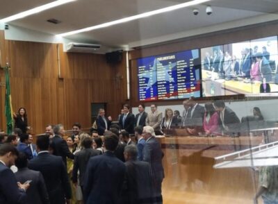Iracema Vale é reeleita por unanimidade presidente da Assembleia