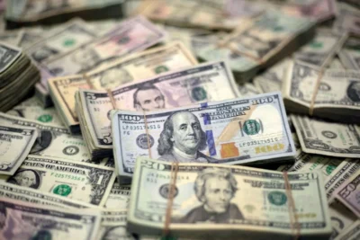 Dólar dispara e ultrapassa R$ 6 com incertezas sobre pacote fiscal e proposta de isenção no IR