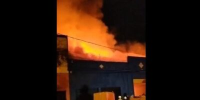 Bombeiros fazem mega operação para combater incêndio em lojas do centro da capital