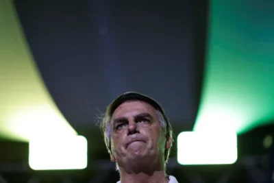 Inelegível e prestes a ser preso, Bolsonaro diz que, “por enquanto”, é candidato