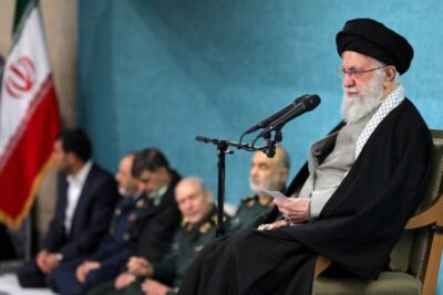 Khamenei ameaça EUA com “consequências irreparáveis” após exigência de rendição feita por Trump