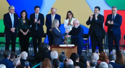Lula diz que escolheu “mulher bonita” para pasta da articulação